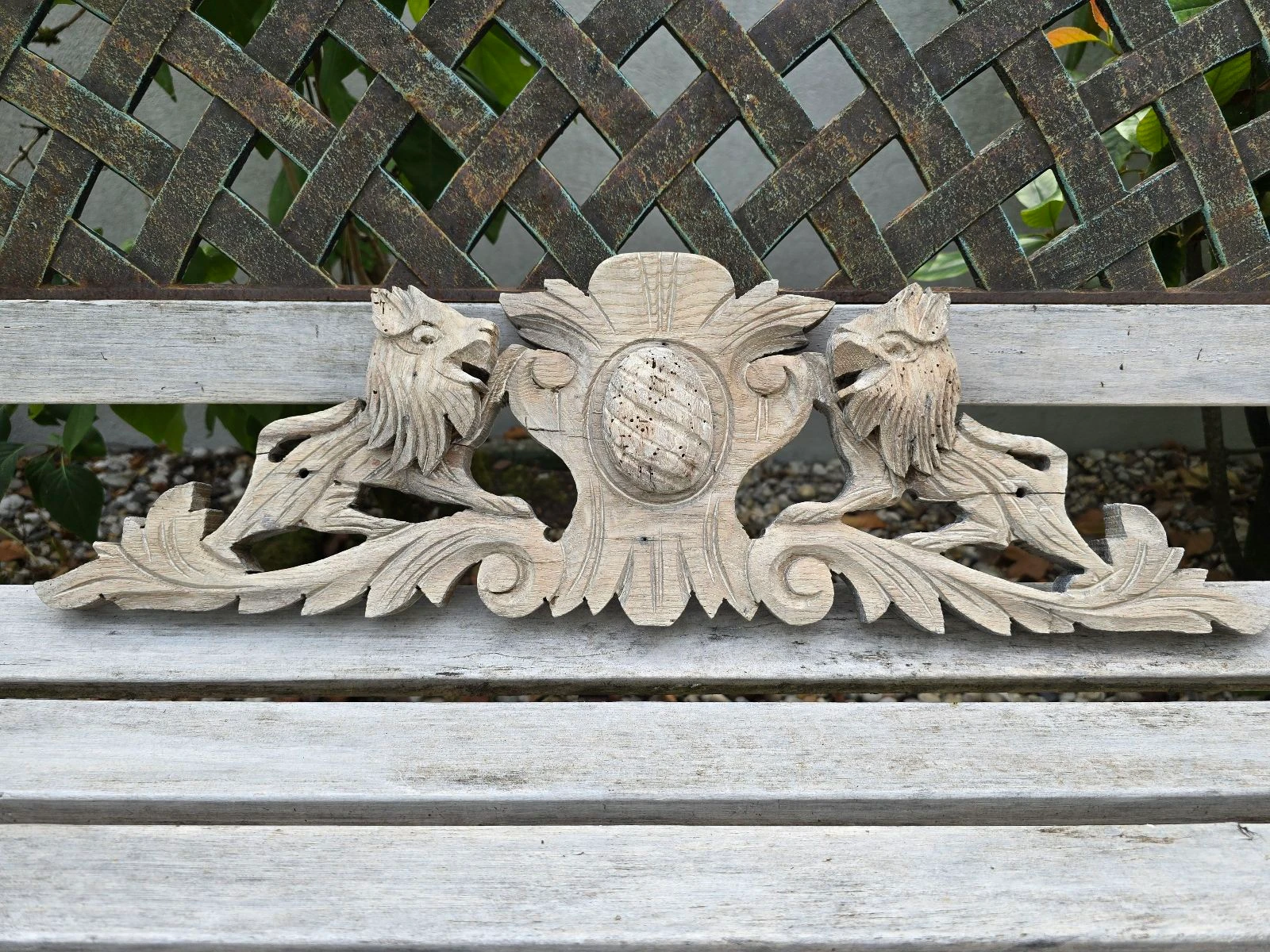Corniche ancienne en bois motifs lions effet cérusé  – photo 5